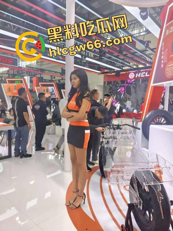 苏州摩托车车展直接摆烂，骚货不拼脸不拼身材，跪地张嘴玩口活，全场摄影师看得裤裆发紧！-19