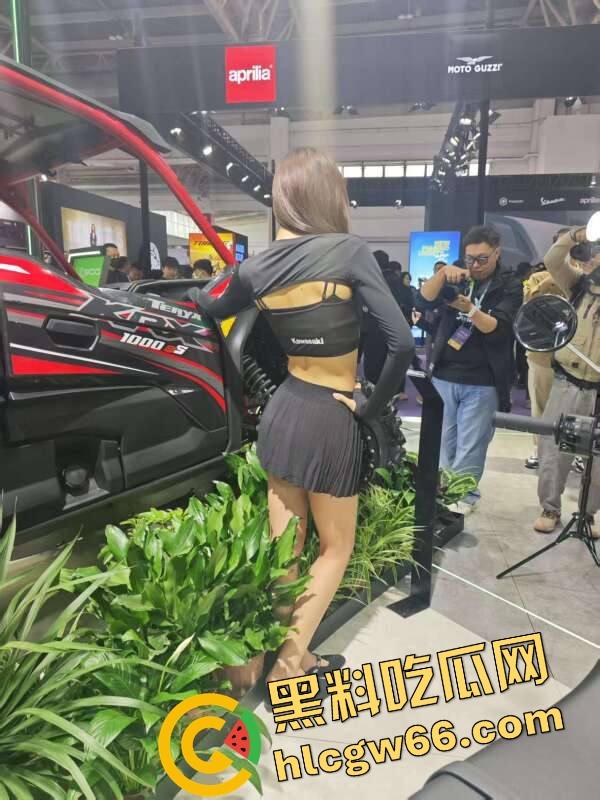 苏州摩托车车展直接摆烂，骚货不拼脸不拼身材，跪地张嘴玩口活，全场摄影师看得裤裆发紧！-22