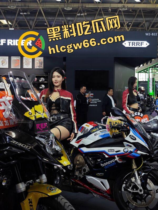 苏州摩托车车展直接摆烂，骚货不拼脸不拼身材，跪地张嘴玩口活，全场摄影师看得裤裆发紧！-24