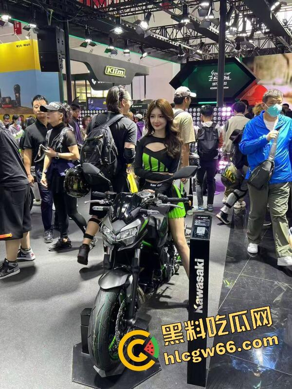 苏州摩托车车展直接摆烂，骚货不拼脸不拼身材，跪地张嘴玩口活，全场摄影师看得裤裆发紧！-26