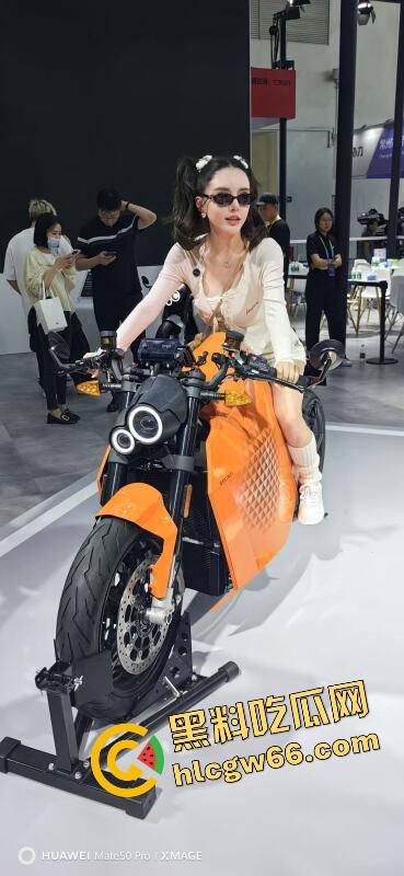 苏州摩托车车展直接摆烂，骚货不拼脸不拼身材，跪地张嘴玩口活，全场摄影师看得裤裆发紧！-27