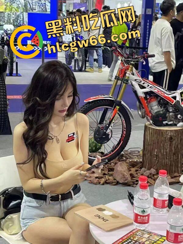 苏州摩托车车展直接摆烂，骚货不拼脸不拼身材，跪地张嘴玩口活，全场摄影师看得裤裆发紧！-28