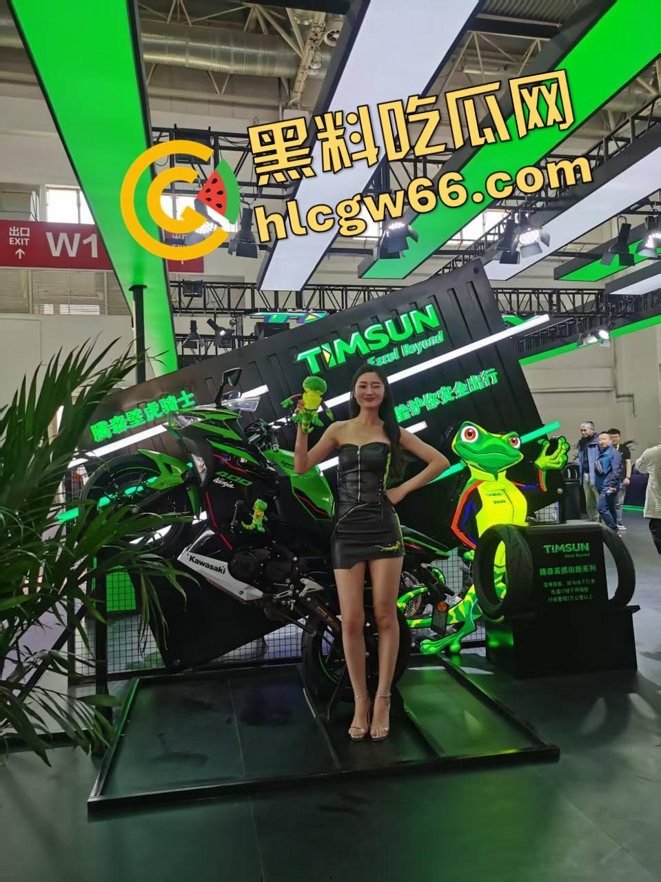 苏州摩托车车展直接摆烂，骚货不拼脸不拼身材，跪地张嘴玩口活，全场摄影师看得裤裆发紧！-29