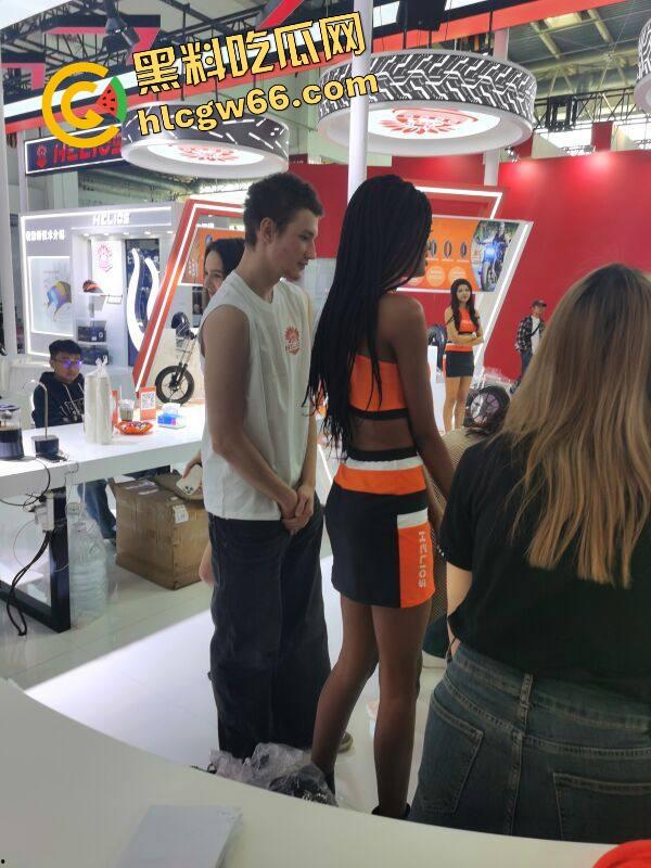 苏州摩托车车展直接摆烂，骚货不拼脸不拼身材，跪地张嘴玩口活，全场摄影师看得裤裆发紧！-30