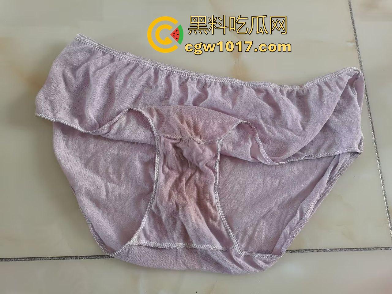 戴着红领巾偷丝袜！小学生大胆偷取少妇原味衣物，身高不够工具来凑，白袜丝袜统统收入囊中，原味控从小练起！-3