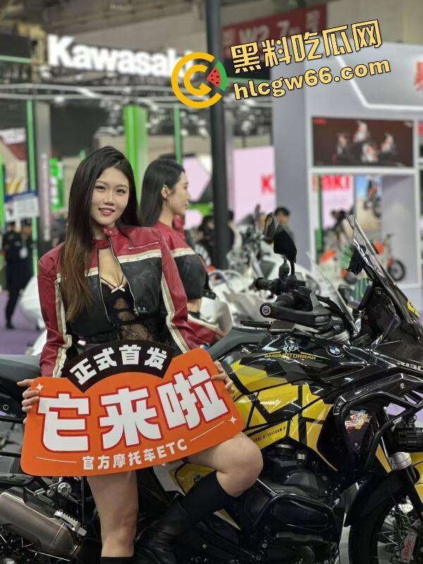 苏州摩托车车展直接摆烂，骚货不拼脸不拼身材，跪地张嘴玩口活，全场摄影师看得裤裆发紧！-33