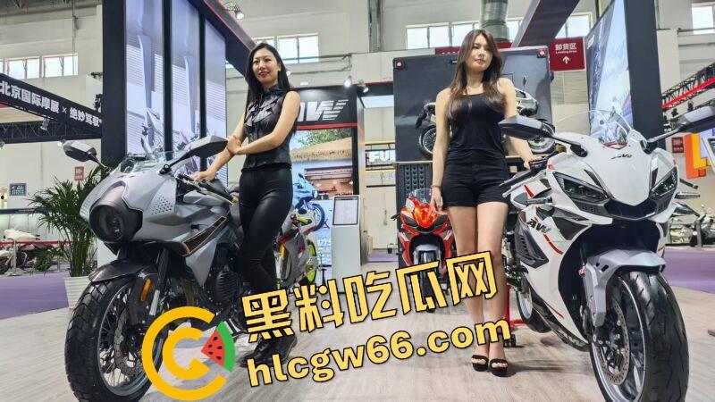 苏州摩托车车展直接摆烂，骚货不拼脸不拼身材，跪地张嘴玩口活，全场摄影师看得裤裆发紧！-34