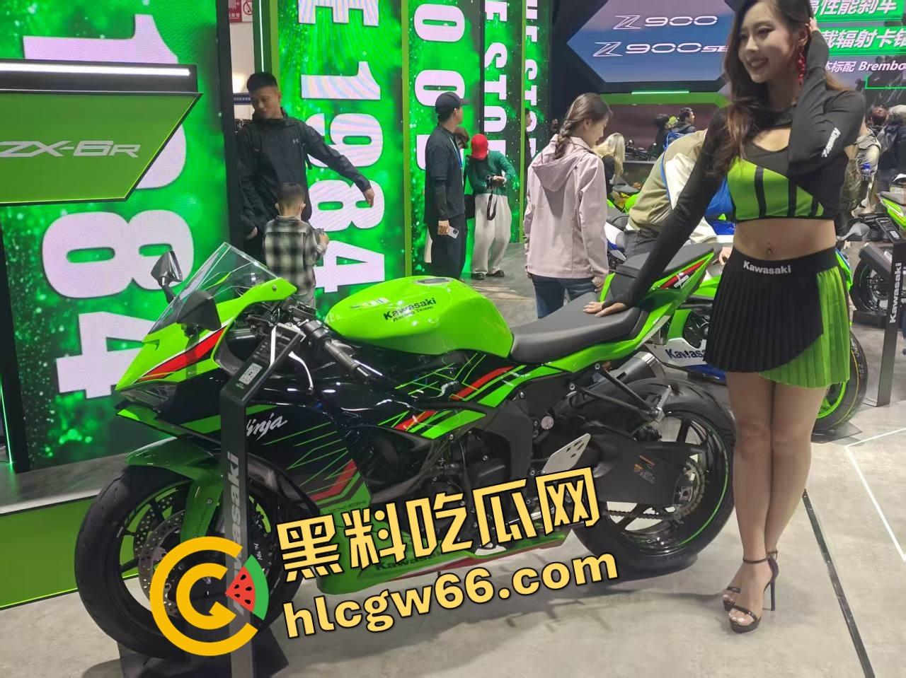 苏州摩托车车展直接摆烂，骚货不拼脸不拼身材，跪地张嘴玩口活，全场摄影师看得裤裆发紧！-38