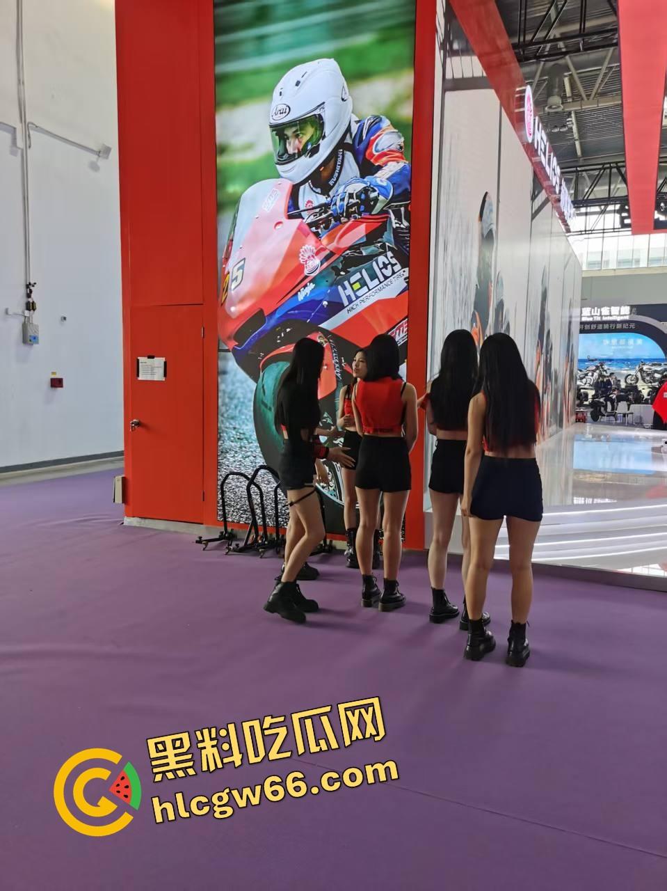 苏州摩托车车展直接摆烂，骚货不拼脸不拼身材，跪地张嘴玩口活，全场摄影师看得裤裆发紧！-39