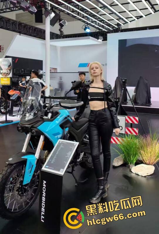 苏州摩托车车展直接摆烂，骚货不拼脸不拼身材，跪地张嘴玩口活，全场摄影师看得裤裆发紧！-40