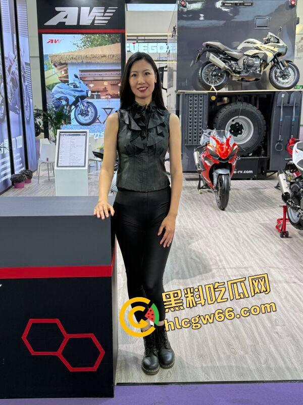 苏州摩托车车展直接摆烂，骚货不拼脸不拼身材，跪地张嘴玩口活，全场摄影师看得裤裆发紧！-42