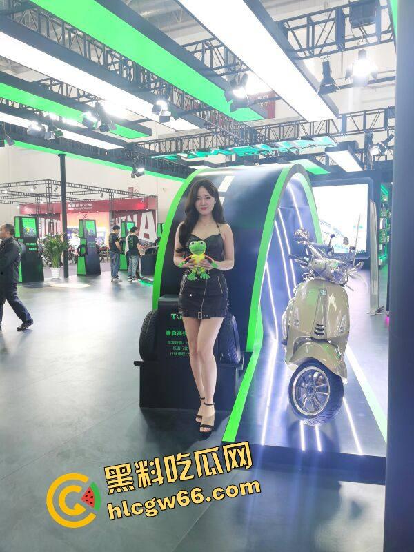 苏州摩托车车展直接摆烂，骚货不拼脸不拼身材，跪地张嘴玩口活，全场摄影师看得裤裆发紧！-43