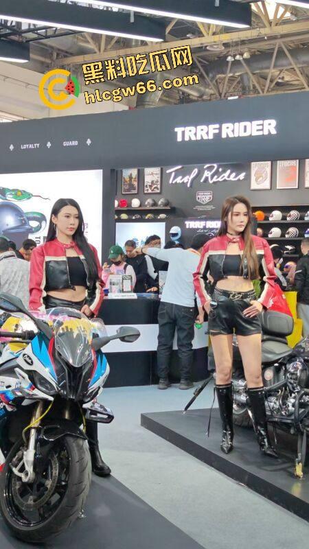 苏州摩托车车展直接摆烂，骚货不拼脸不拼身材，跪地张嘴玩口活，全场摄影师看得裤裆发紧！-45