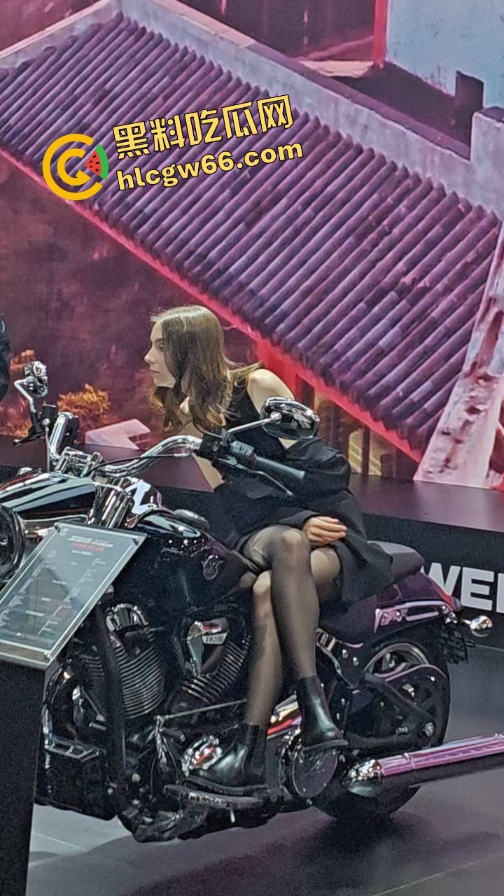 苏州摩托车车展直接摆烂，骚货不拼脸不拼身材，跪地张嘴玩口活，全场摄影师看得裤裆发紧！-46