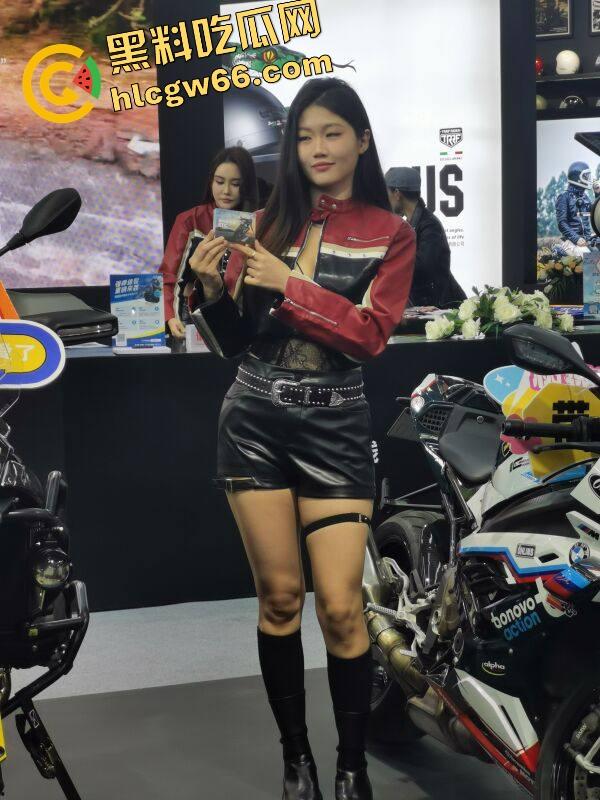 苏州摩托车车展直接摆烂，骚货不拼脸不拼身材，跪地张嘴玩口活，全场摄影师看得裤裆发紧！-47