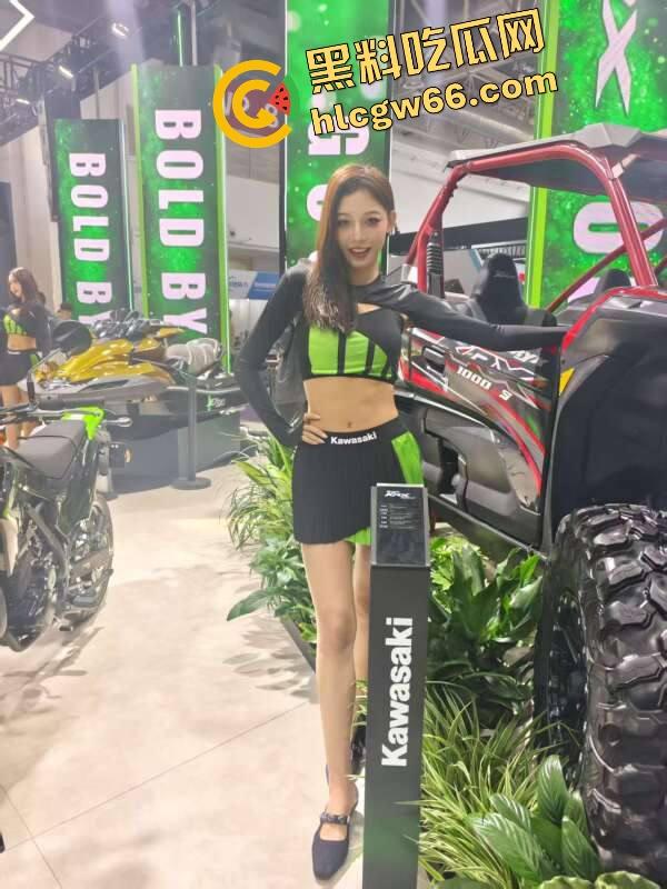苏州摩托车车展直接摆烂，骚货不拼脸不拼身材，跪地张嘴玩口活，全场摄影师看得裤裆发紧！-48
