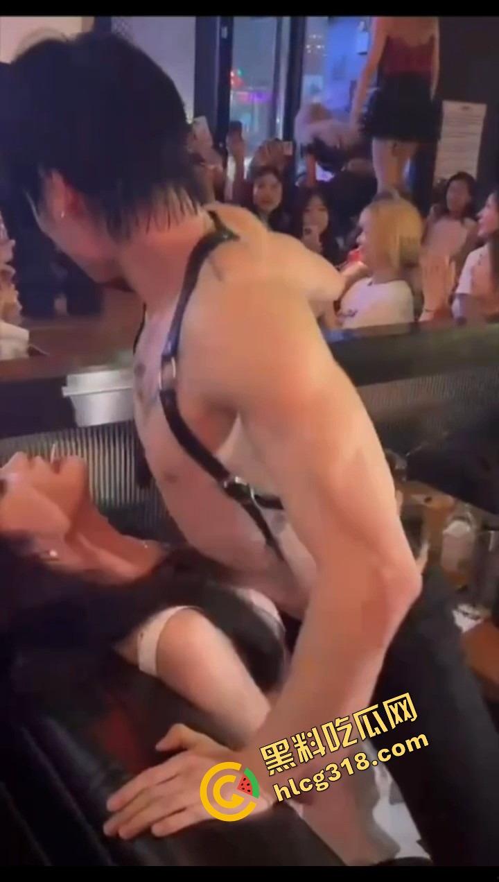 郑州富婆少妇姐姐酒吧寻刺激，男模半裸陪玩，骑在姐姐身上疯狂摇，湿得估计都流沙了！-8