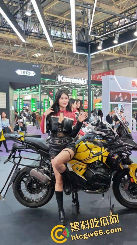 苏州摩托车车展直接摆烂，骚货不拼脸不拼身材，跪地张嘴玩口活，全场摄影师看得裤裆发紧！-50