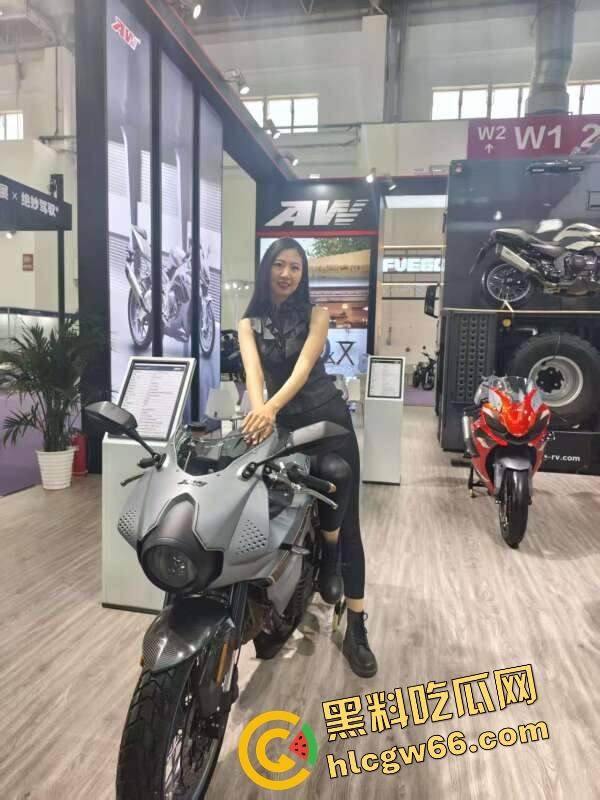 苏州摩托车车展直接摆烂，骚货不拼脸不拼身材，跪地张嘴玩口活，全场摄影师看得裤裆发紧！-51