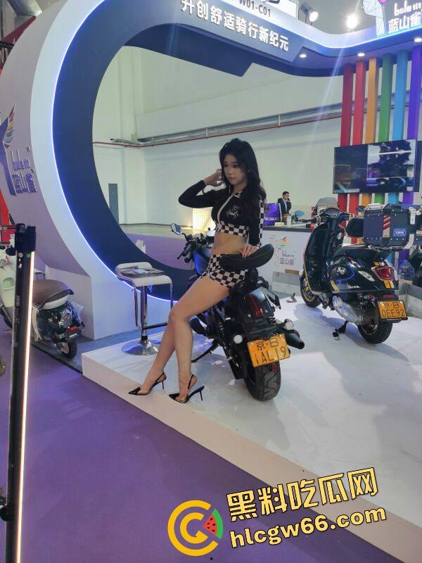 苏州摩托车车展直接摆烂，骚货不拼脸不拼身材，跪地张嘴玩口活，全场摄影师看得裤裆发紧！-52