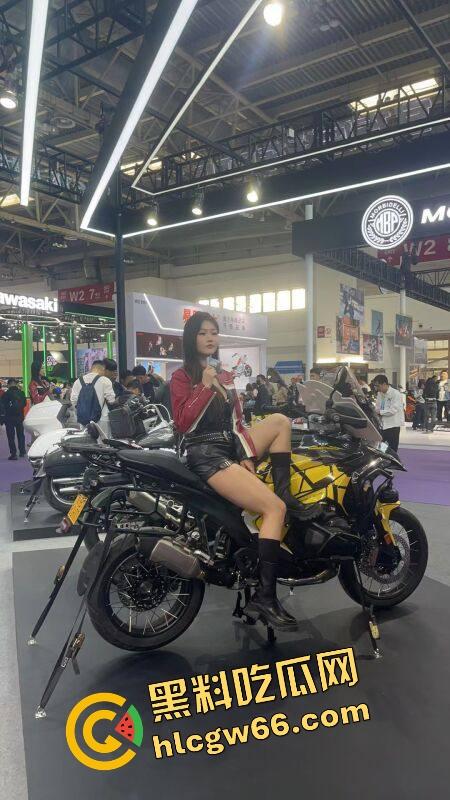 苏州摩托车车展直接摆烂，骚货不拼脸不拼身材，跪地张嘴玩口活，全场摄影师看得裤裆发紧！-53