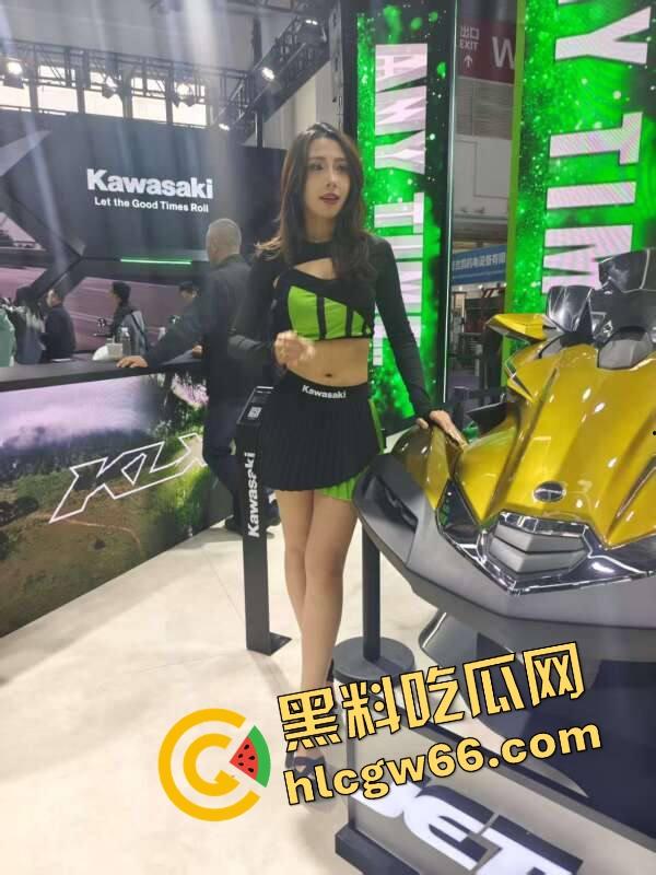 苏州摩托车车展直接摆烂，骚货不拼脸不拼身材，跪地张嘴玩口活，全场摄影师看得裤裆发紧！-54
