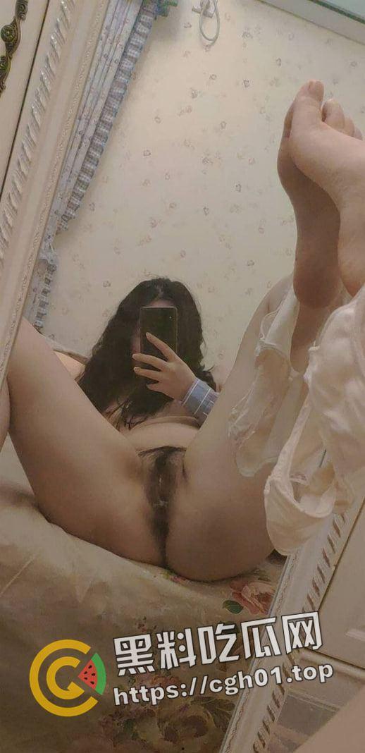 广州少妇【刘芸清】婚内欲求不满 寂寞难耐的骚母狗  小穴胶粘的自拍发给网友遭流出-6