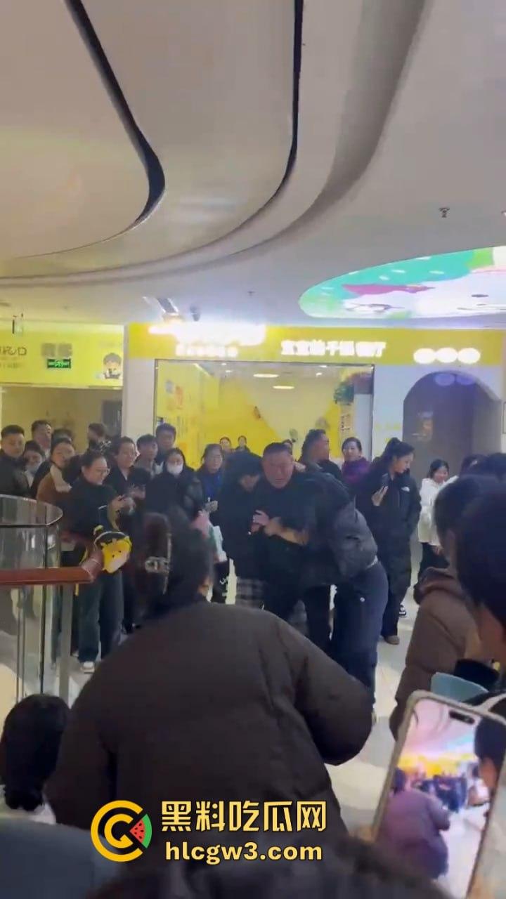 男子为护小三打原配 儿子愤而出手爆锤小三为亲妈出气！围观群众都说打得好！-1