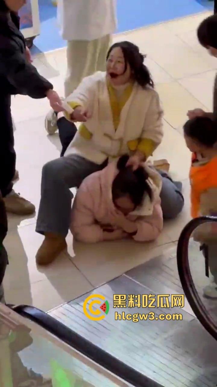 男子为护小三打原配 儿子愤而出手爆锤小三为亲妈出气！围观群众都说打得好！-4