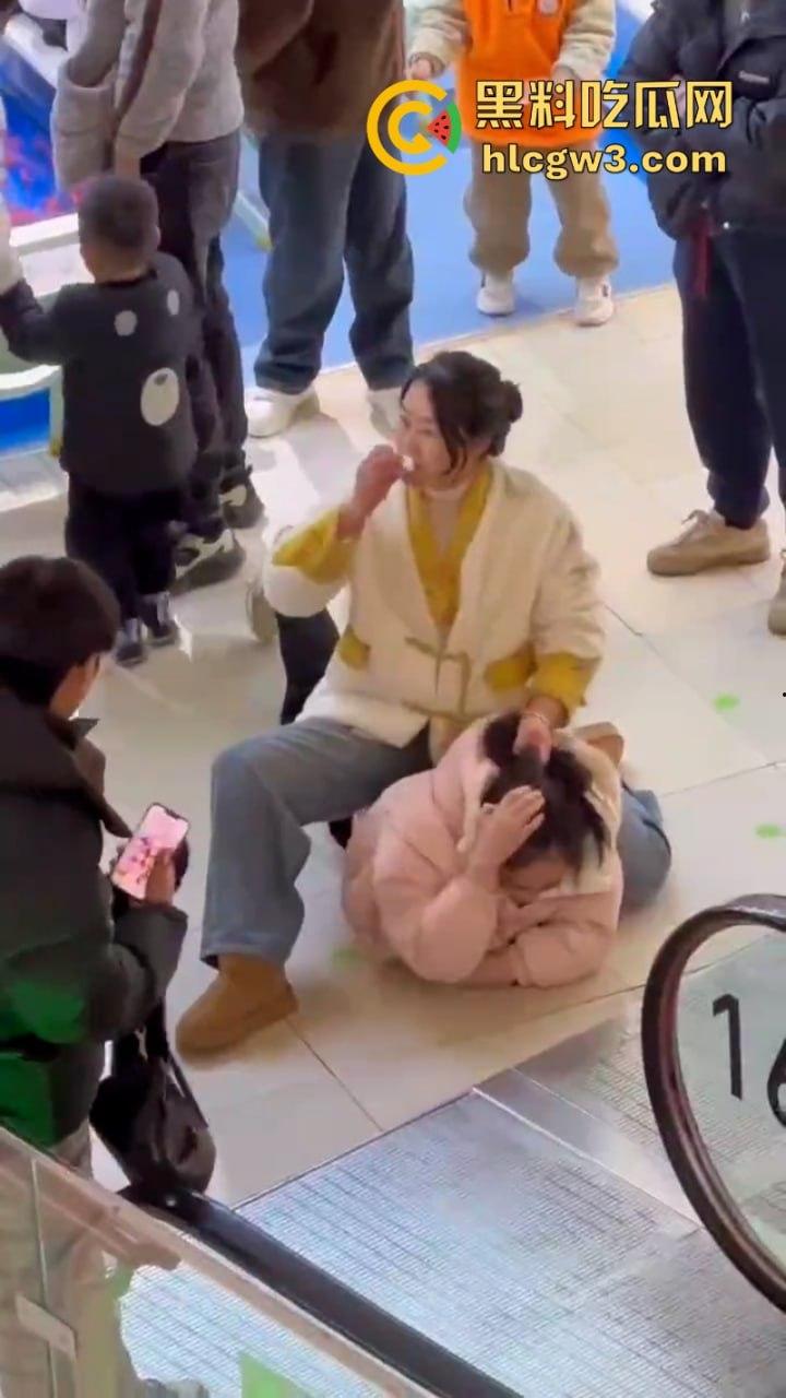 男子为护小三打原配 儿子愤而出手爆锤小三为亲妈出气！围观群众都说打得好！-6