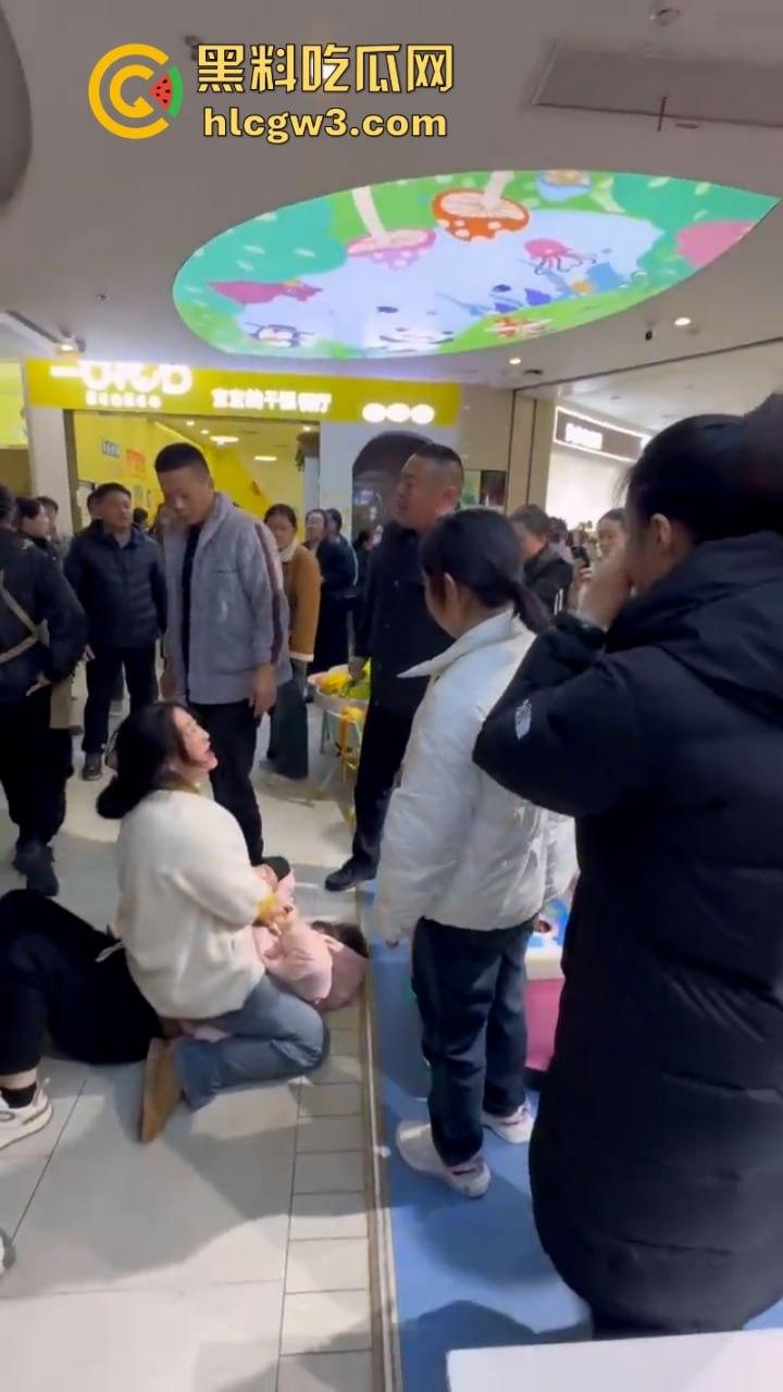 男子为护小三打原配 儿子愤而出手爆锤小三为亲妈出气！围观群众都说打得好！-7