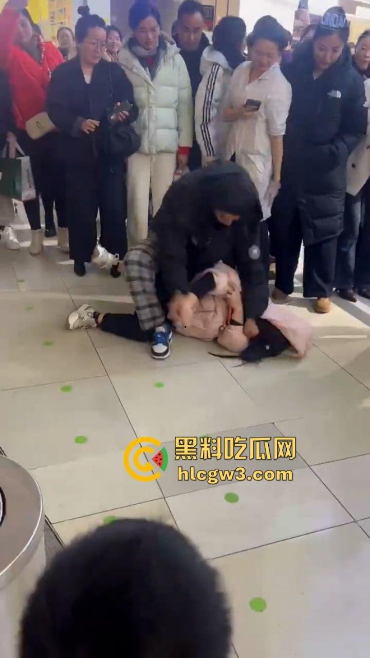 男子为护小三打原配 儿子愤而出手爆锤小三为亲妈出气！围观群众都说打得好！-10