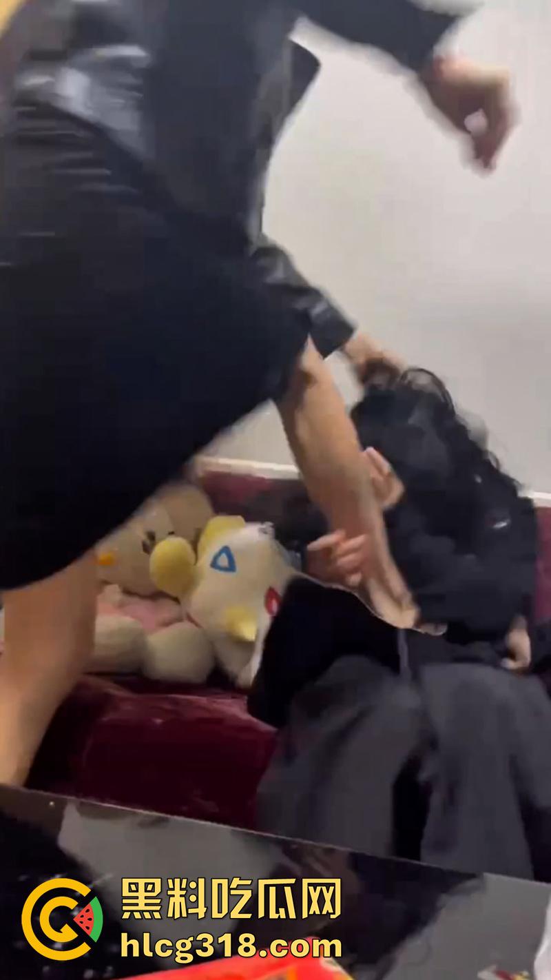 女人生来就会为难女人！天津学生妹被骗至出租屋，被一群精神小妹围殴爆揍，竟是因为抢男友？-8