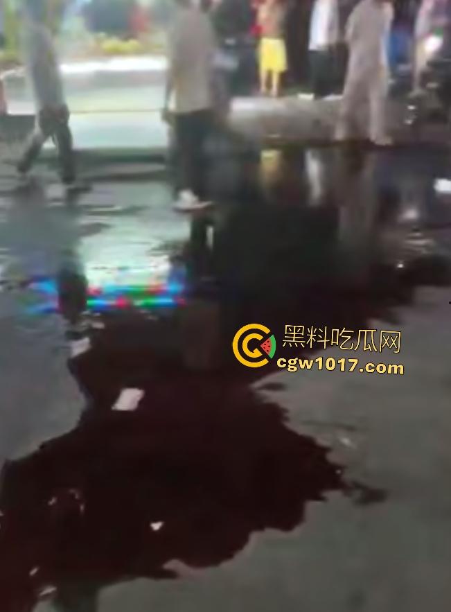 广州增城新塘万和百货，精神小伙鬼火约架，一刀捅死对方血流比杀猪水还多，大爷看戏被撵，哪凉快待着去！-8