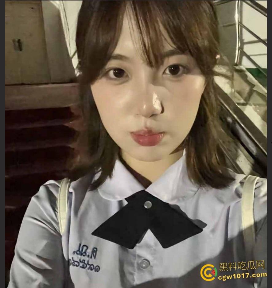 上海金融学院【刘敏】，露脸自拍惨遭前男友曝光，美乳骚逼嫩的如水，镜前跪地口交，蜜桃臀上位猛坐榨精！-1