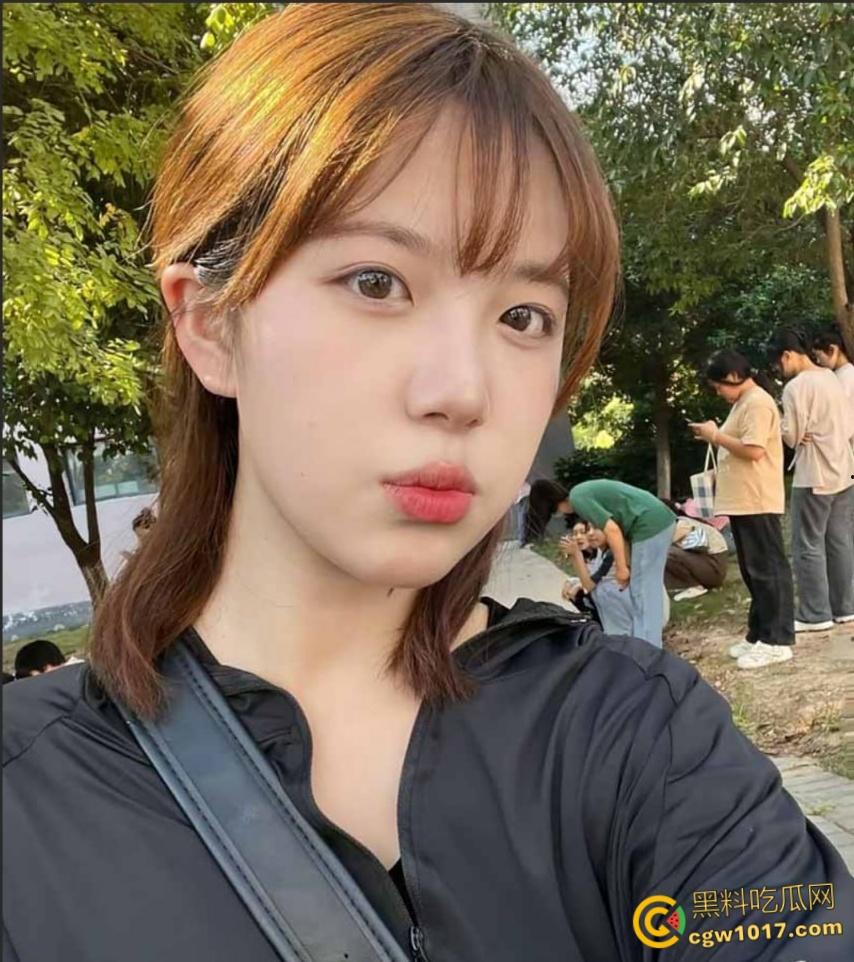 上海金融学院【刘敏】，露脸自拍惨遭前男友曝光，美乳骚逼嫩的如水，镜前跪地口交，蜜桃臀上位猛坐榨精！-3