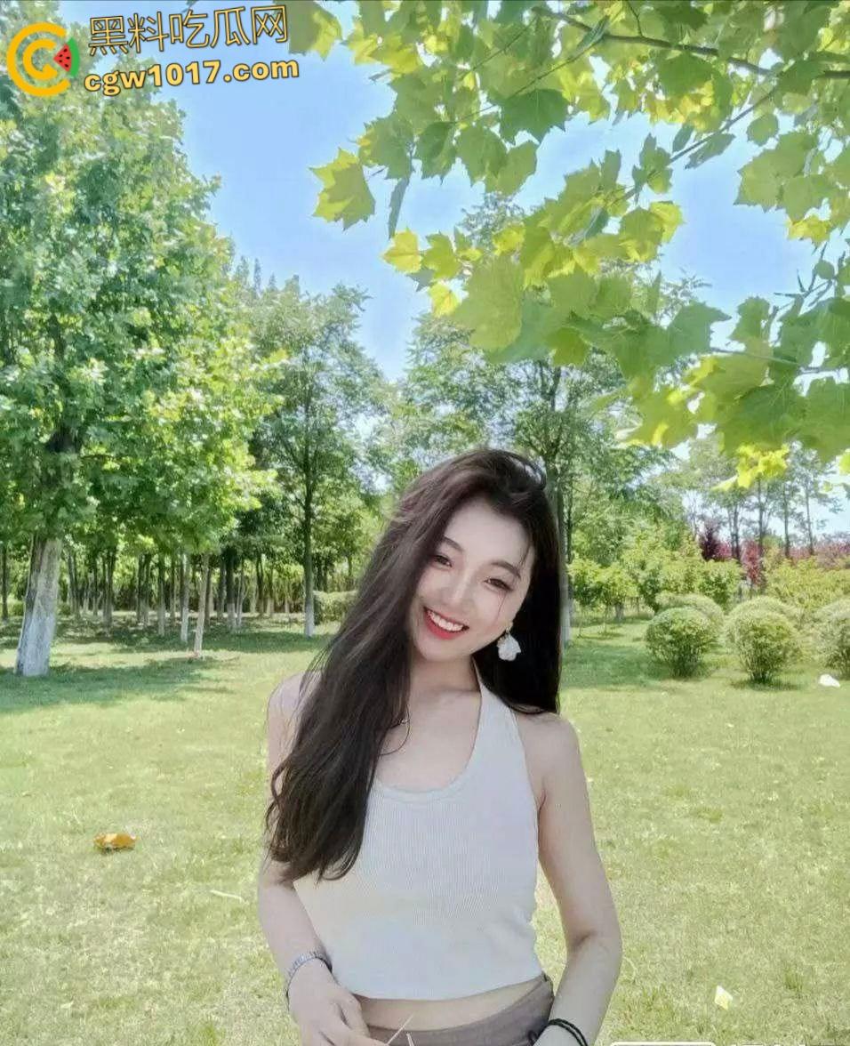 湖北贸易公司新员工【邓婉清】，刚毕业的大学生，与公司老板偷情，一顿口交舌舔搞得老板兽欲大发！-1