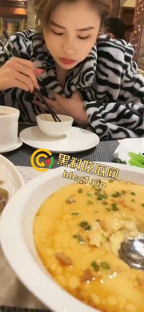 瓜友投稿：小红书认识的小仙女，温泉约会变激情夜，无套中出还抱着脚啃！-2