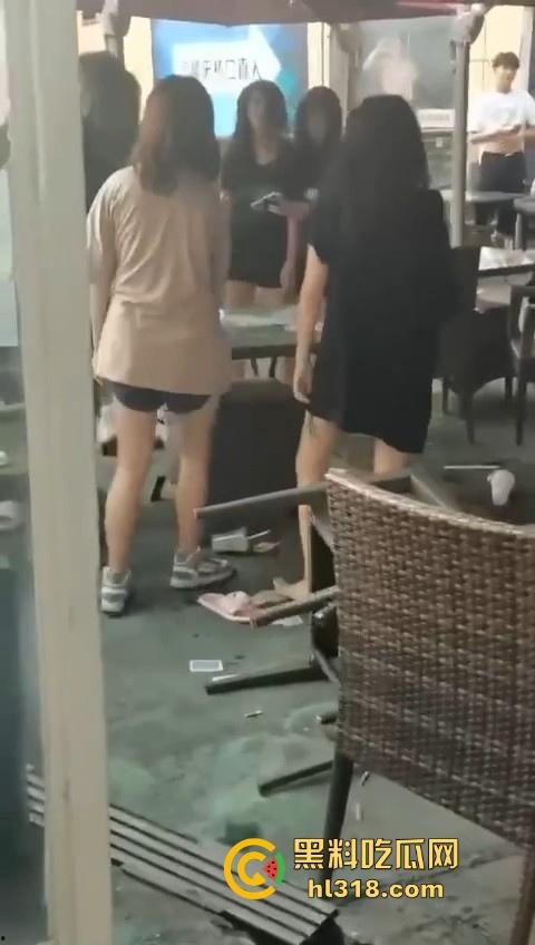 精神小妹打架就是猛！火气太大了，奶茶一泼，直接上去就是一脚，场面极其暴力血腥！-9
