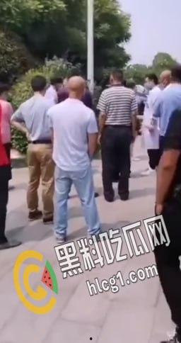 江苏省靖江市突发刑事案件，疑似争抢车位，白衣男子直接抽出随身携带的刀捅死黑衣男子-6