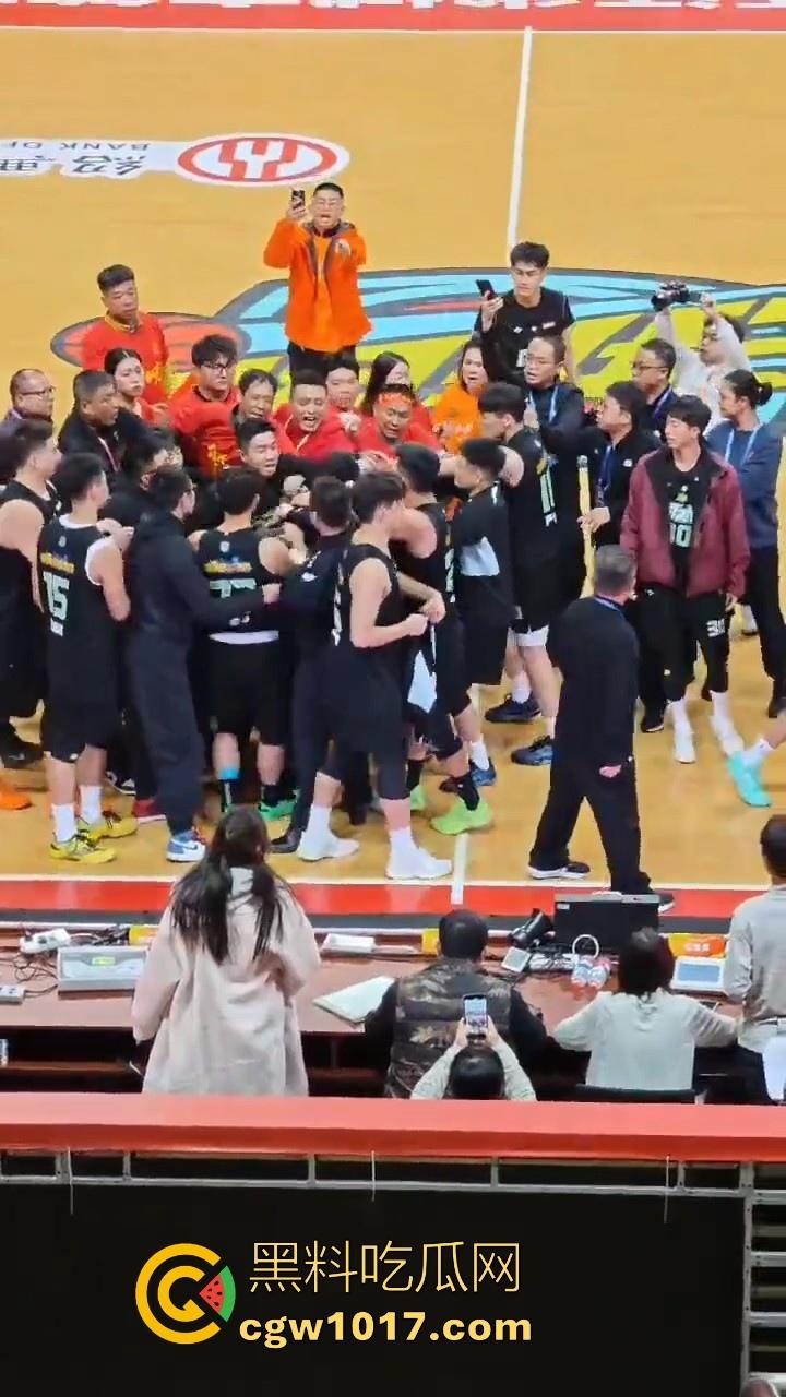 浙BA篮球联赛爆发大冲突！绍兴球队输不起，打完后还要打球员，真应了那句话，喝绍兴黄酒，打各地朋友！-4