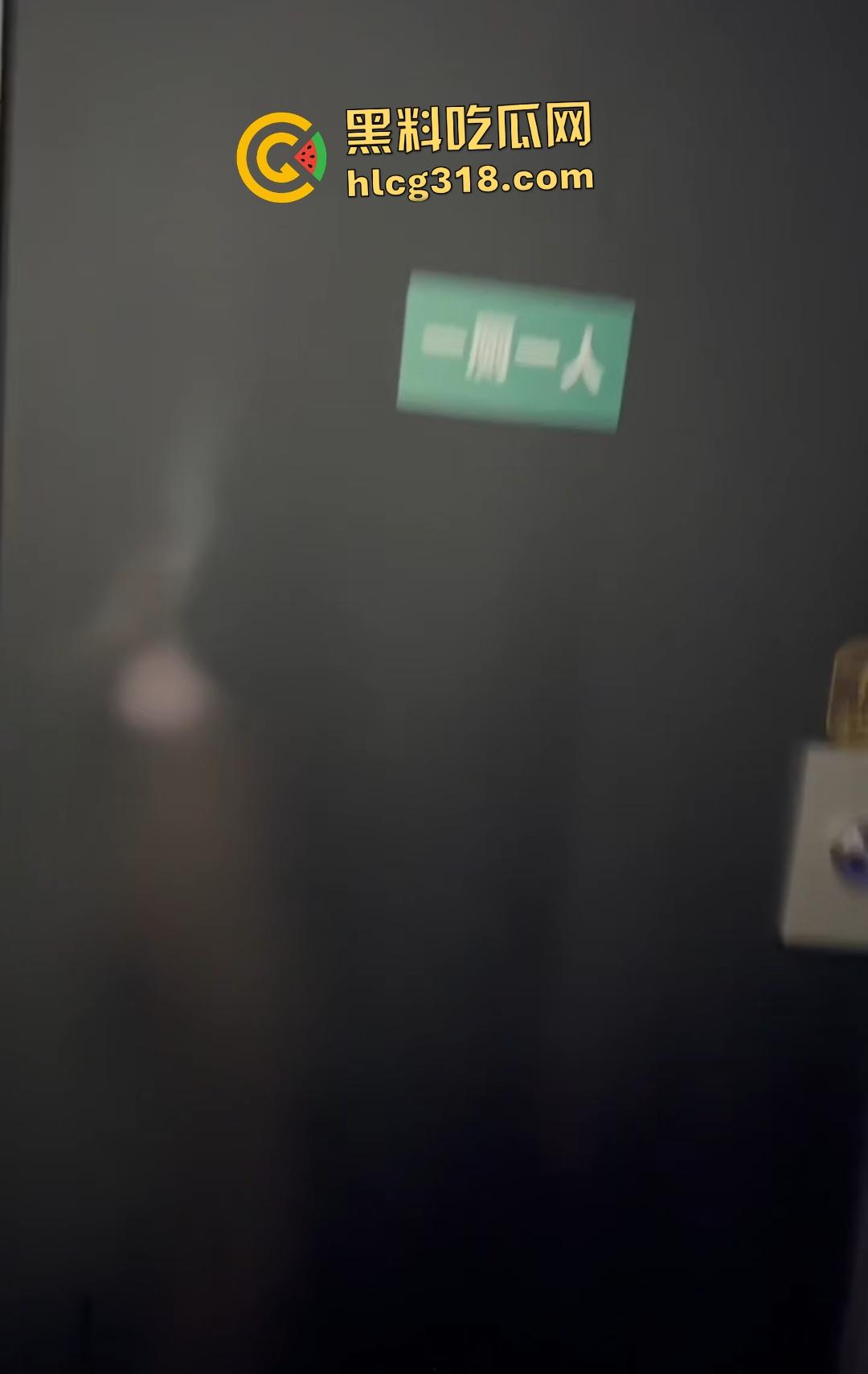 年轻狗男女酒吧厕所激情翻车!躲门后准备开干被拍照,安保竟敲门坏事,狗男女爽到一半直接萎缩!-2