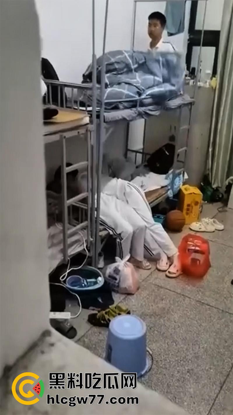 河南卫校寝室偷情，当着兄弟面操室友女友，兄弟想加入却被拒绝，直接将偷拍视频曝光！-6