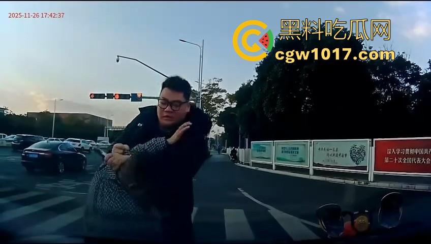 云南街头拳击赛火爆开打！1米8大哥被爆冷击败，旁边还带个穿绿马甲的裁判观赛，能动手就动手好吧！-1