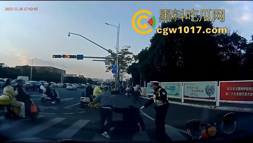 云南街头拳击赛火爆开打！1米8大哥被爆冷击败，旁边还带个穿绿马甲的裁判观赛，能动手就动手好吧！-4