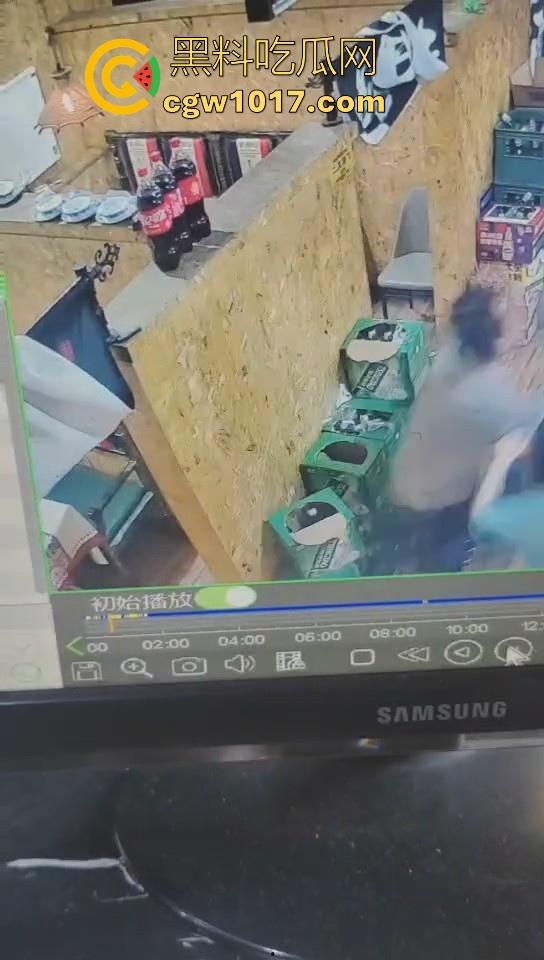 河北省承德板城铁锤烧烤店打架斗殴，3人混打一人拉架从包房打到过道走廊，不是这哥们是怎么倒下抽搐的！-3