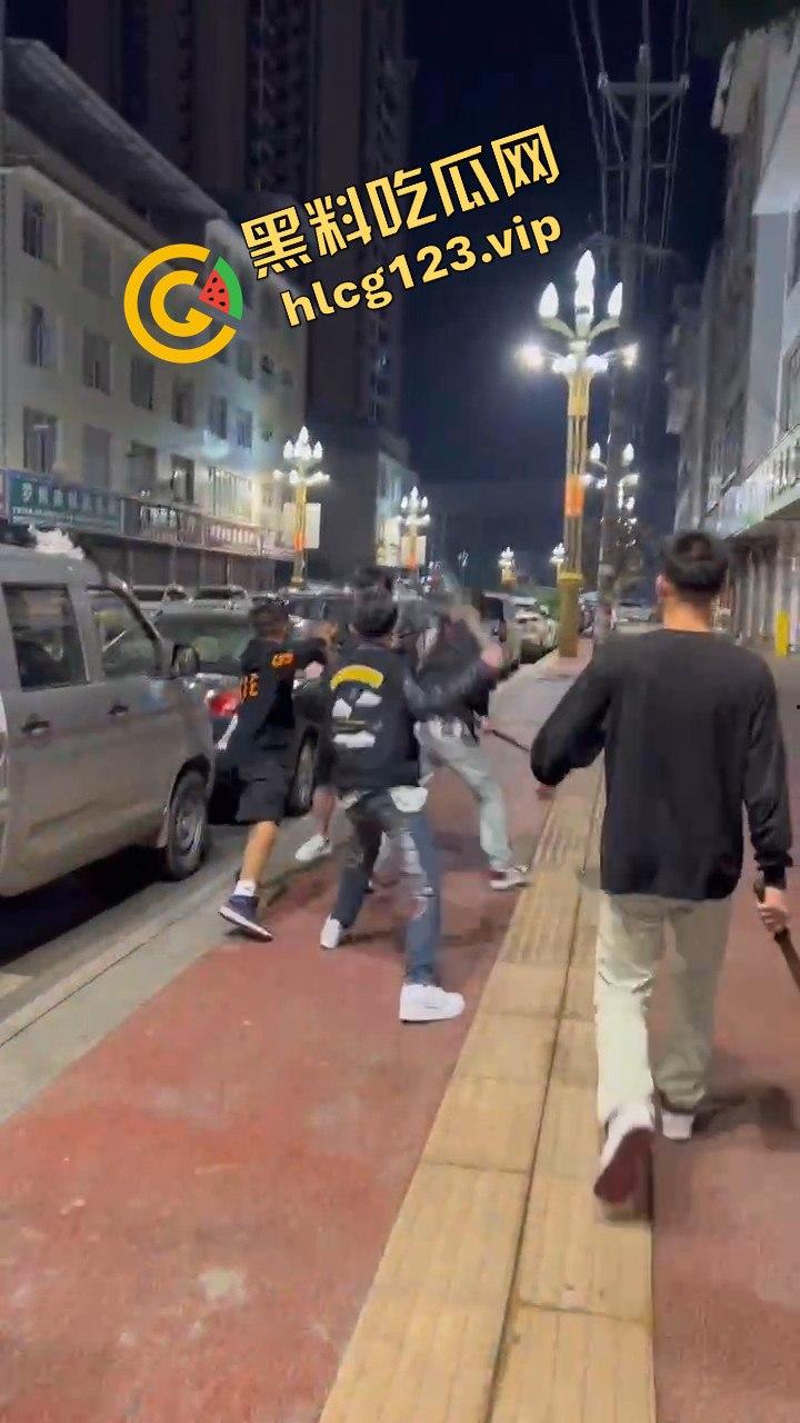 云南精神小伙社会人砍人现场，这真是现实版古惑仔！放个打歌舞他们能咋办？-2