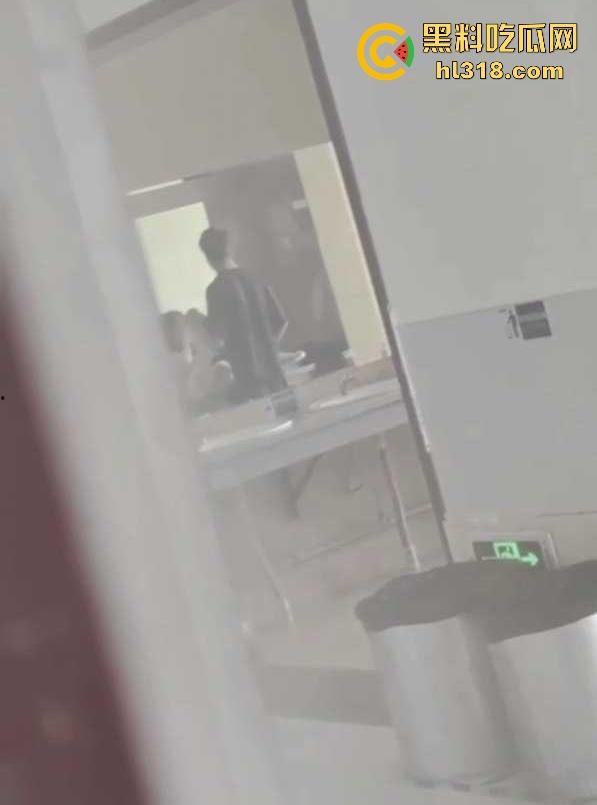 学校厕所洗手台惊现情侣大胆做爱， 极品学妹M腿等待男友狂操，肥臀美乳娇艳欲滴！-7