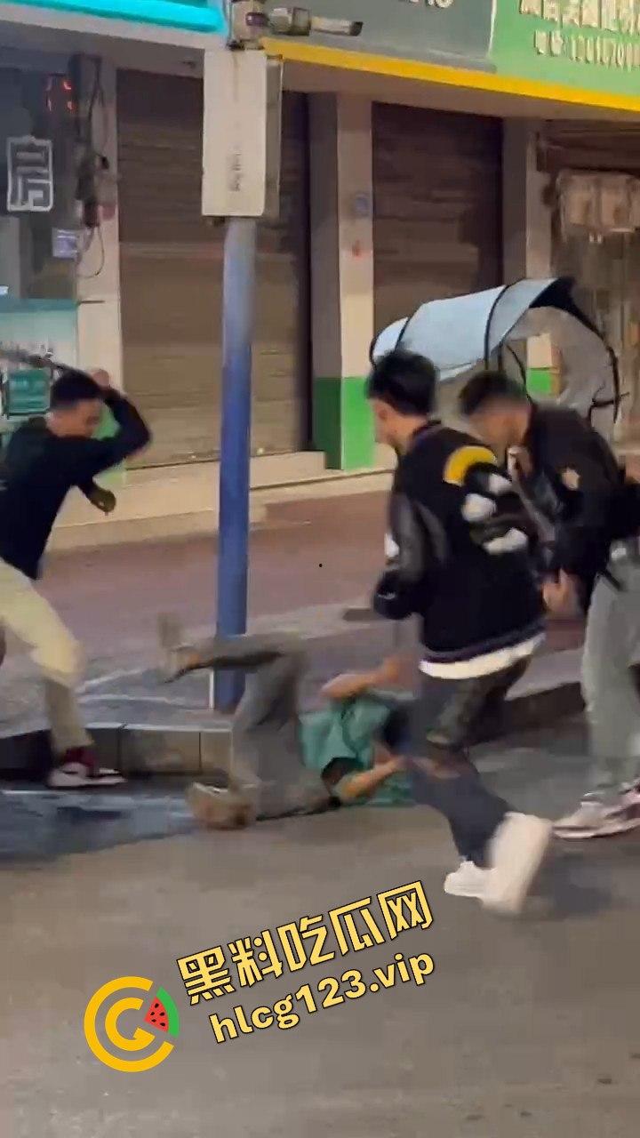 云南精神小伙社会人砍人现场，这真是现实版古惑仔！放个打歌舞他们能咋办？-9