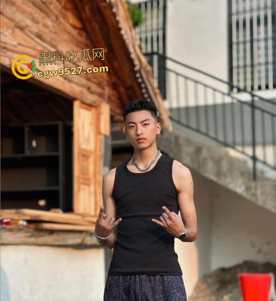 抖音【羞涩的潇】约炮女粉丝，床上干到卫生间，不愧是健身的，这么肥都干得动，拍照炫耀战利品！-3